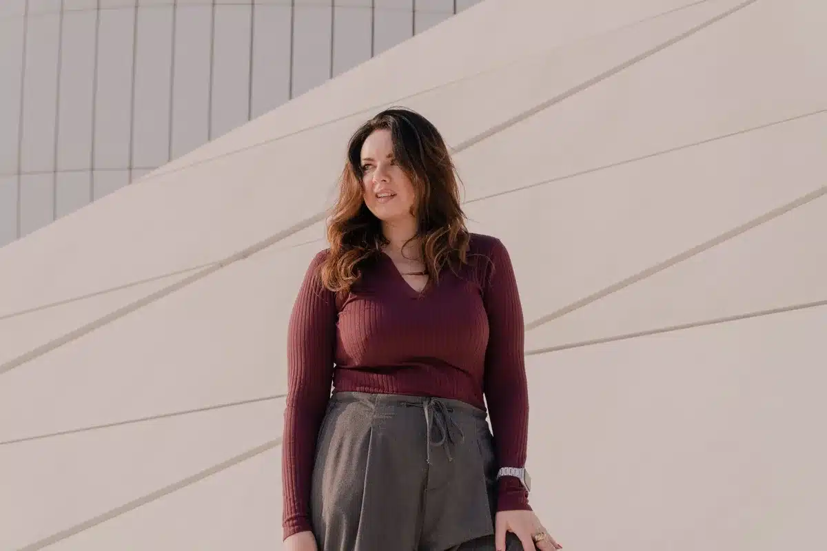 Pantalón con estampado en tonos burdeos combinado con top claro