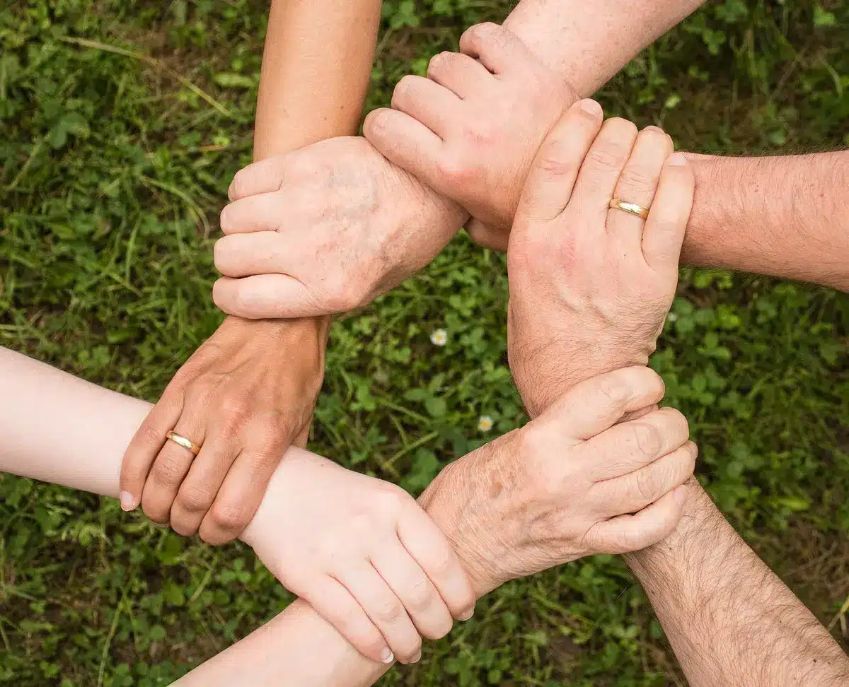 Grupo diverso de personas en un entorno comunitario, representando diferentes contextos sociales y económicos.