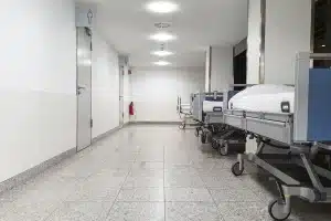Personal sanitario trabajando en un servicio de urgencias hospitalario con pacientes