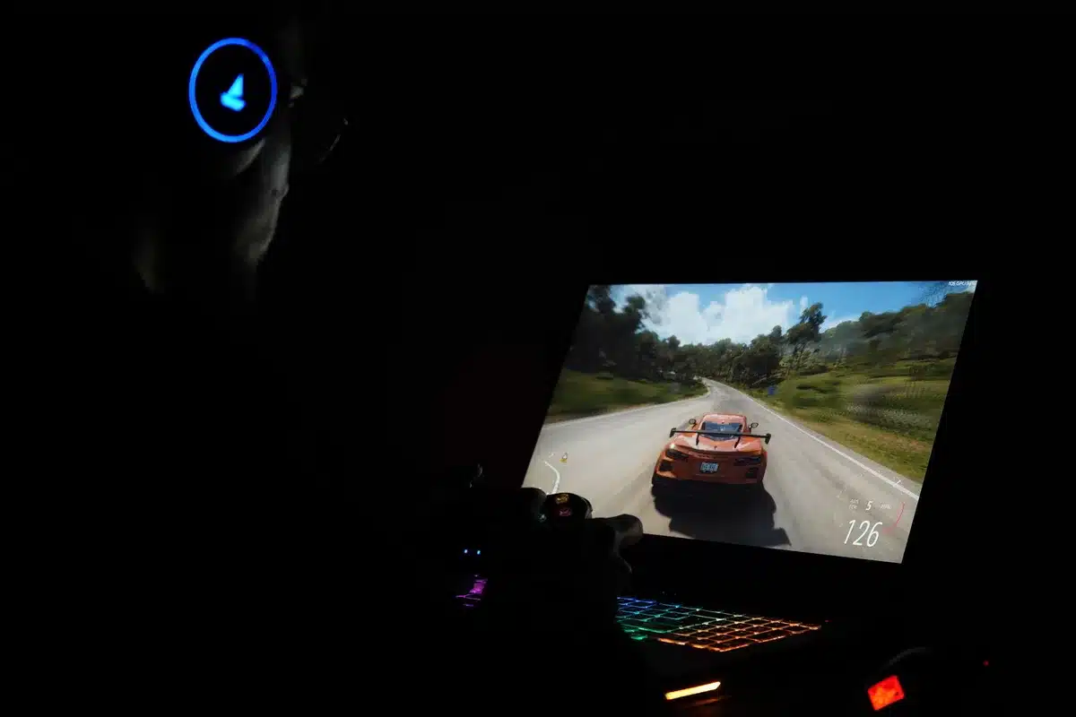 Pantalla de computadora mostrando fragmentos de gameplay filtrado con interfaz de videojuego