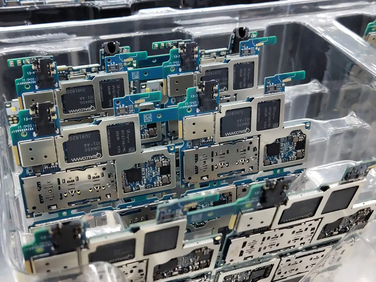 Planta de fabricación de electrónica en Vietnam con trabajadores especializados en producción de dispositivos móviles