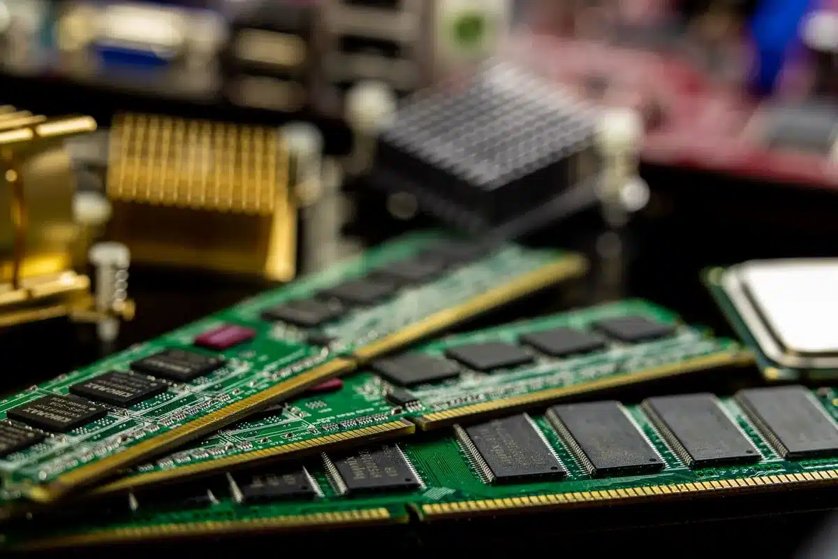 Componentes electrónicos y chips de memoria RAM para dispositivos móviles en cadena de suministro