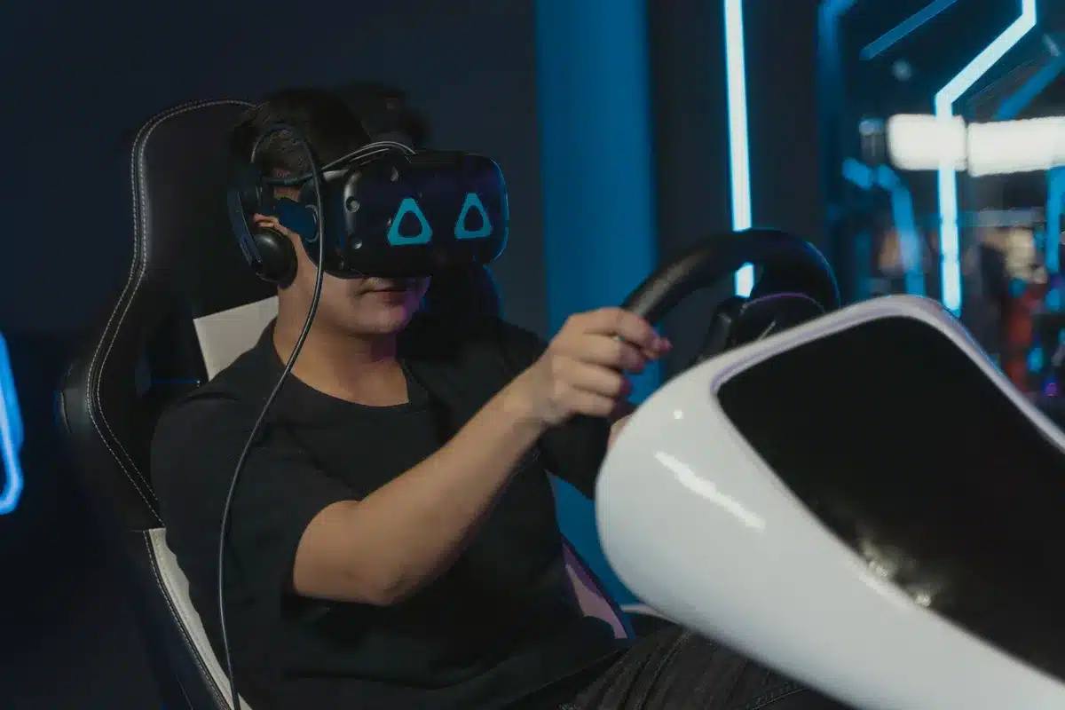 Jugador en videojuego de mundo abierto realizando carreras y actividades de conducción