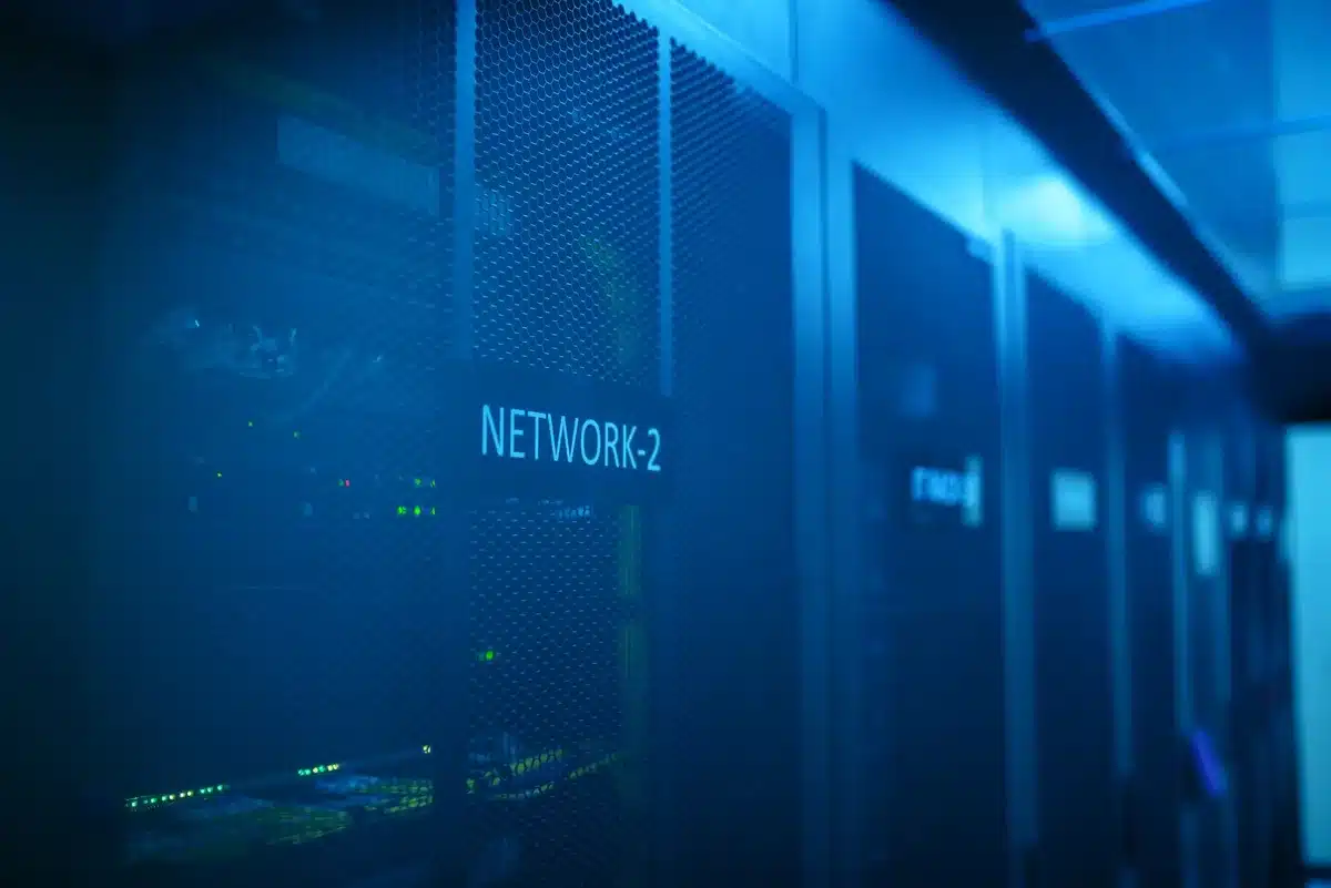 Pantalla mostrando análisis de infraestructura de red y servicios vulnerables para reconocimiento de objetivos.