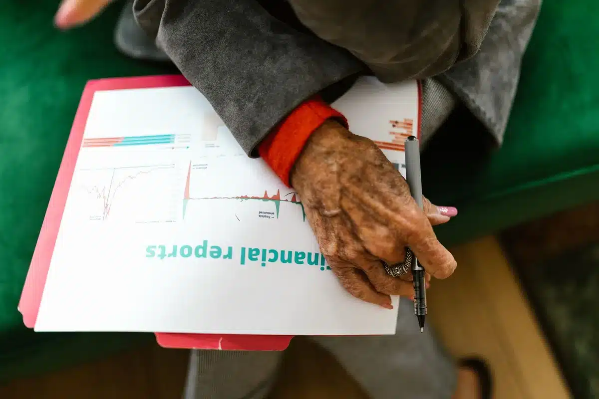 Datos estadísticos sobre ingresos hospitalarios en personas mayores con enfermedades crónicas