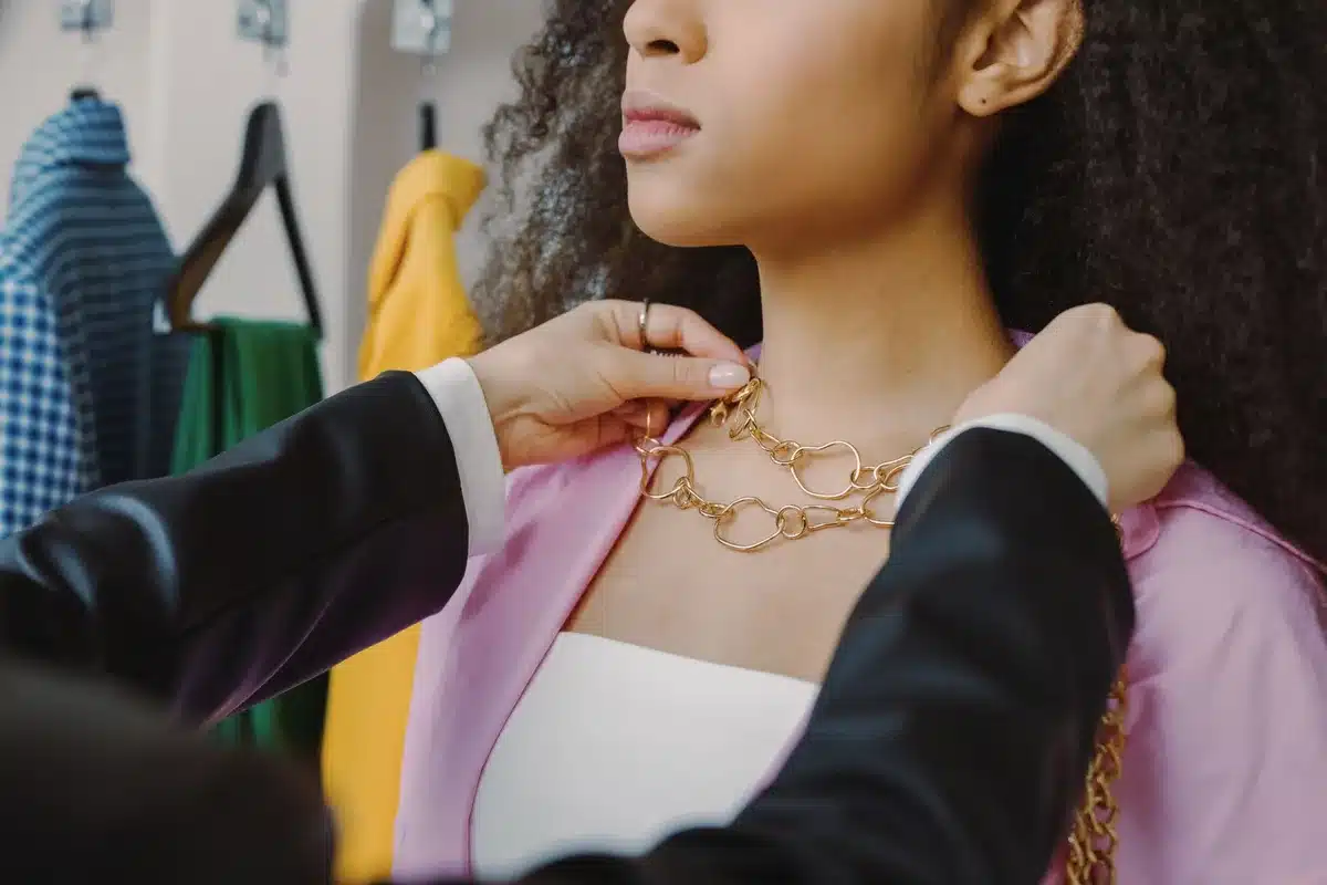 Detalle de accesorios y joyas de una mujer en vestuario elegante.