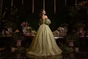 Mujer elegante con vestido de gala en evento formal, demostrando compostura y sofisticación.