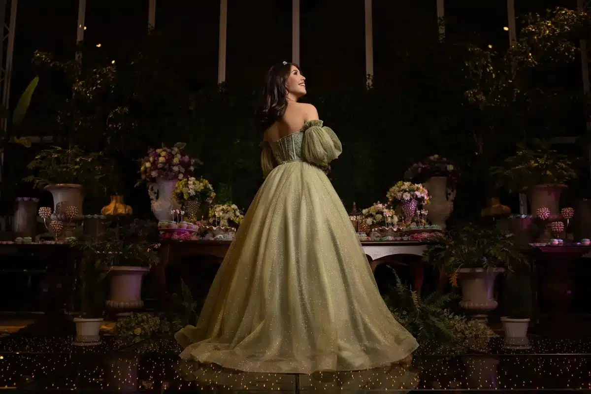 Mujer elegante con vestido de gala en evento formal, demostrando compostura y sofisticación.