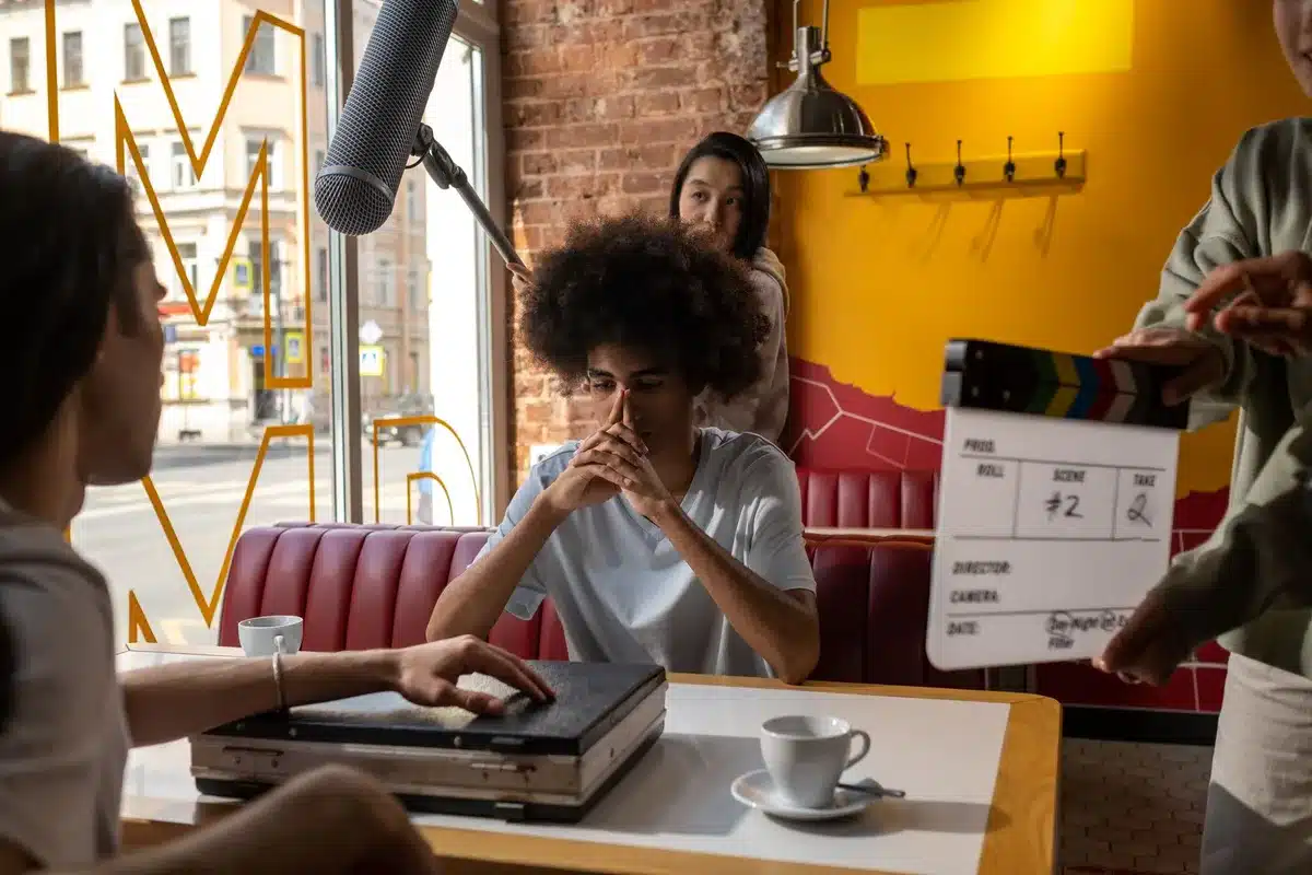 Elenco joven de actores en una escena de producción cinematográfica