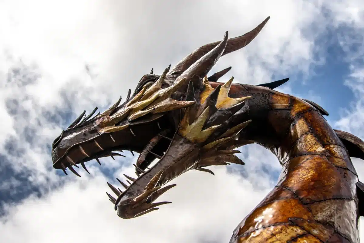 Batalla épica con dragones y fuego en un campo de guerra medieval