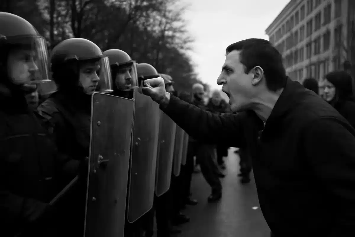 Por qué la temporada 3 recuperó el pulso narrativo — La temporada consiguió recomponer el interés del público gracias a un ritmo más agresivo y a la decisión de convertir la tensión política en conflicto abierto. Tras episodios más contemplativos en