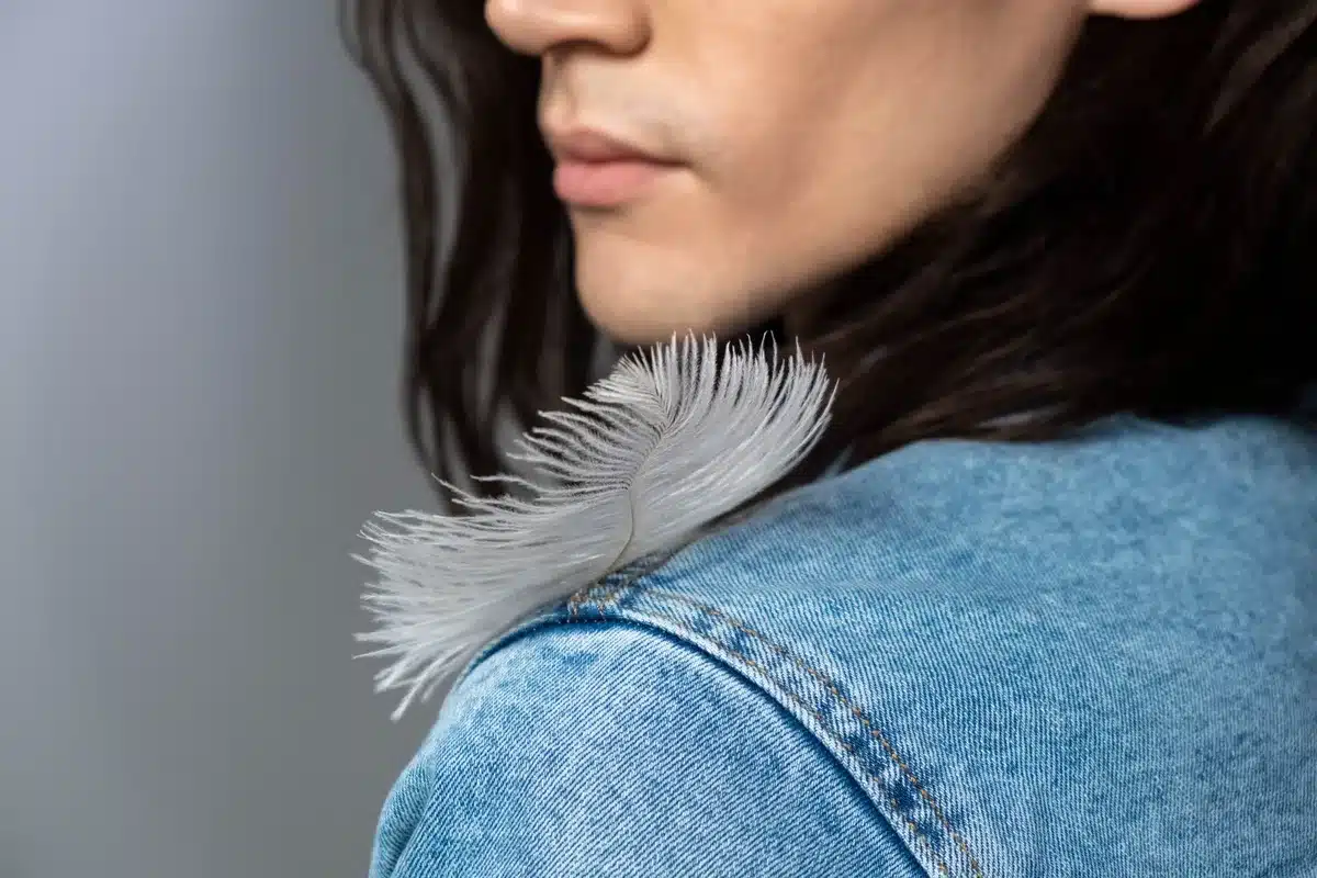Detalles artesanales de alta costura en denim: bordados, plumas y aplicaciones escultóricas
