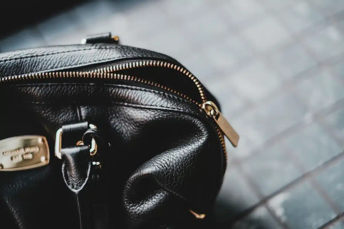 Bolso de alta costura con terminaciones artesanales y encaje, representando los complementos de la colección