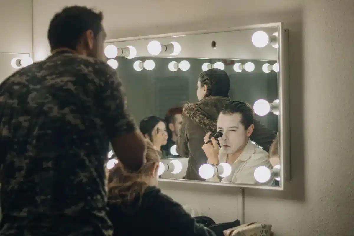 Actor frente a múltiples versiones de sí mismo reflejadas en espejos paralelos