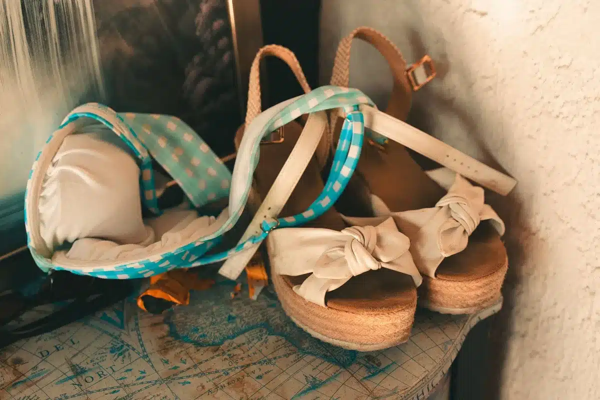 Diferentes formas de combinar un vestido mini con accesorios y calzado para día y noche.