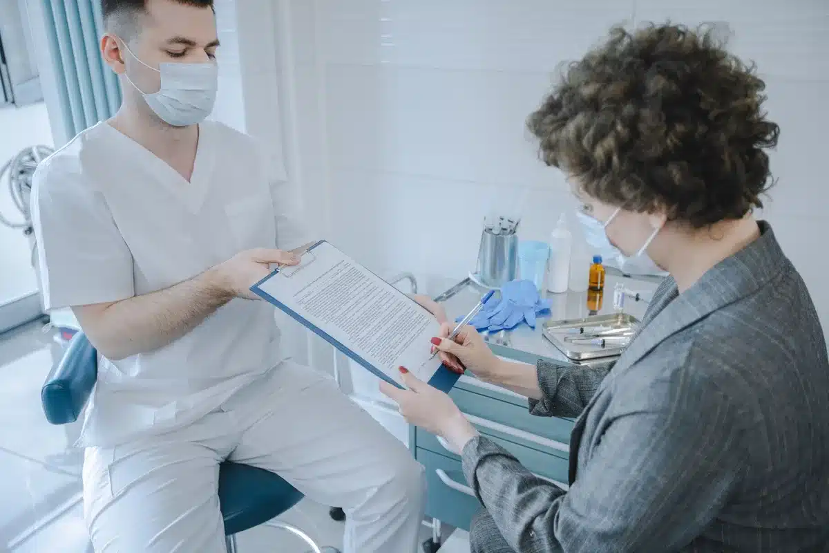 Evaluación médica con documentos y criterios clínicos para acceso a procedimiento