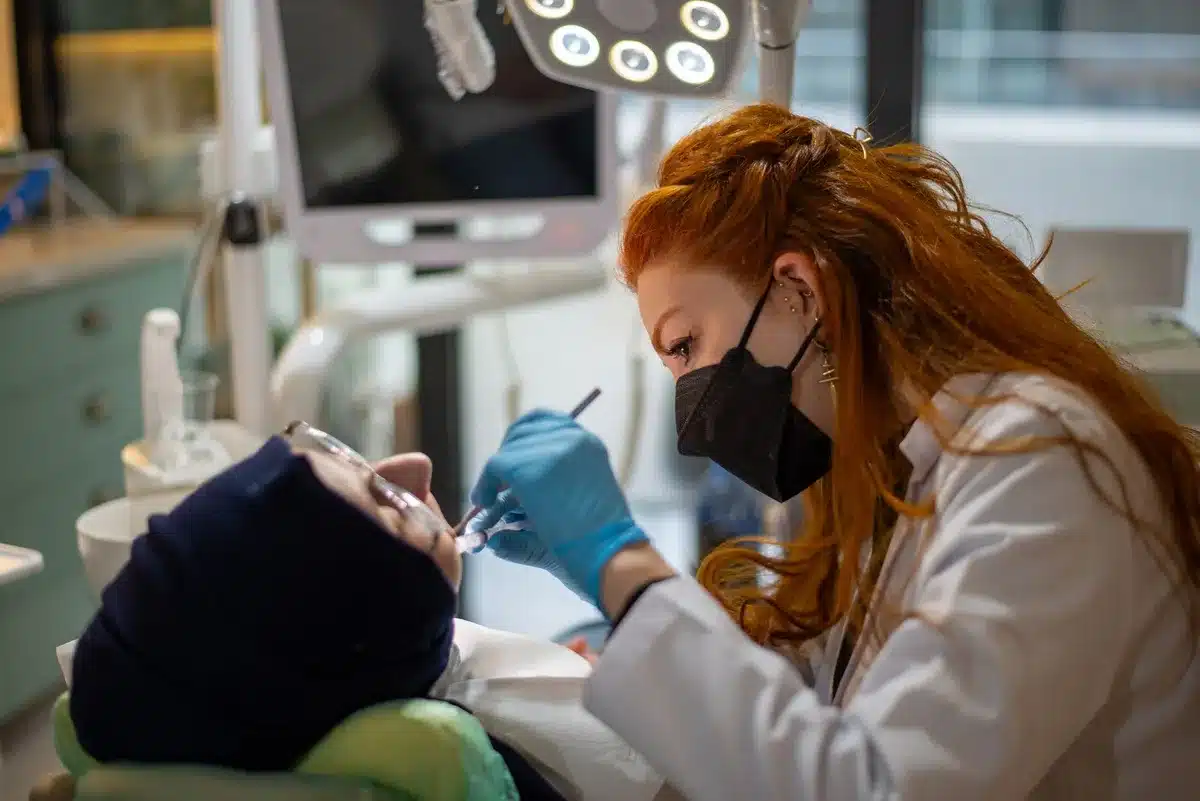 Profesional sanitario revisando protocolos y salvaguardas éticas en documentación