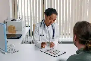 Consulta médica en una sala de hospital donde se discuten decisiones de fin de vida