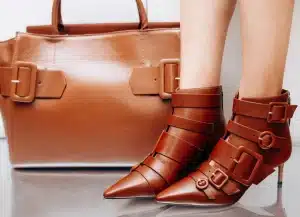 Prendas de entretiempo en tonos tierra: blusas, pantalones vaqueros y accesorios en beige, mostaza y burdeos sobre fondo