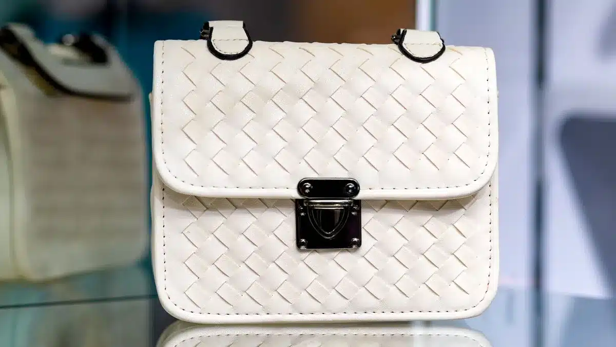 Bolso trenzado de piel en tonos neutros mostrando la textura del trenzado