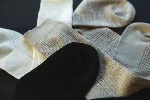 Prendas de nueva temporada en tonos neutros: vestidos de lino, camisas blancas y bolsos trenzados