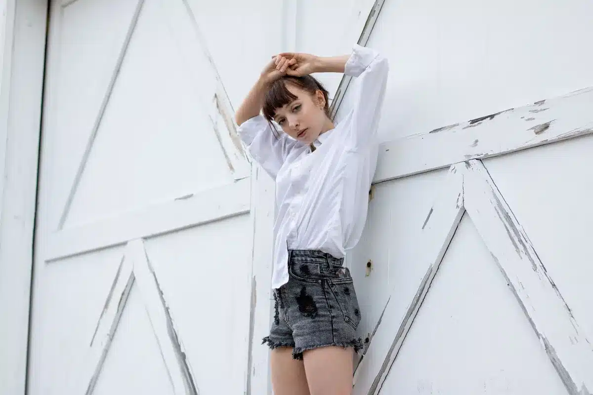 Camisas blancas ligeras y románticas con bordados, prendas versátiles de verano.