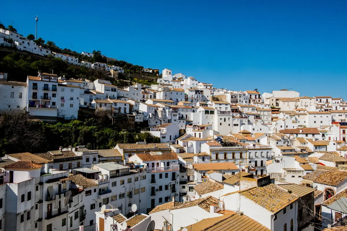 Arquitectura tradicional andaluza con casas encaladas en una loma con vistas panorámicas