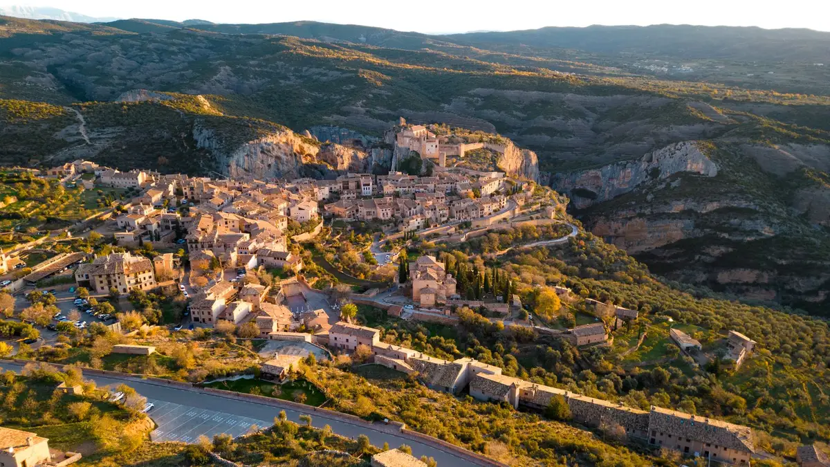 Pueblo blanco andaluz con fachadas encaladas iluminadas por la luz dorada del atardecer