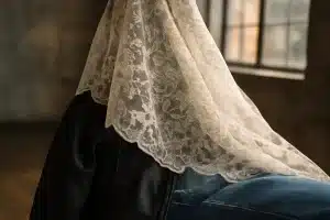 Qué es lace-core: por qué el encaje domina como tendencia romántica