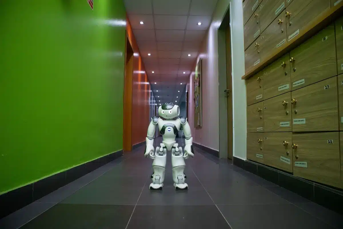 Robot autónomo navegando por pasillo hospitalario con sensores y tecnología LiDAR