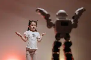 Niño interactuando con un robot mascota en un entorno hospitalario pediátrico