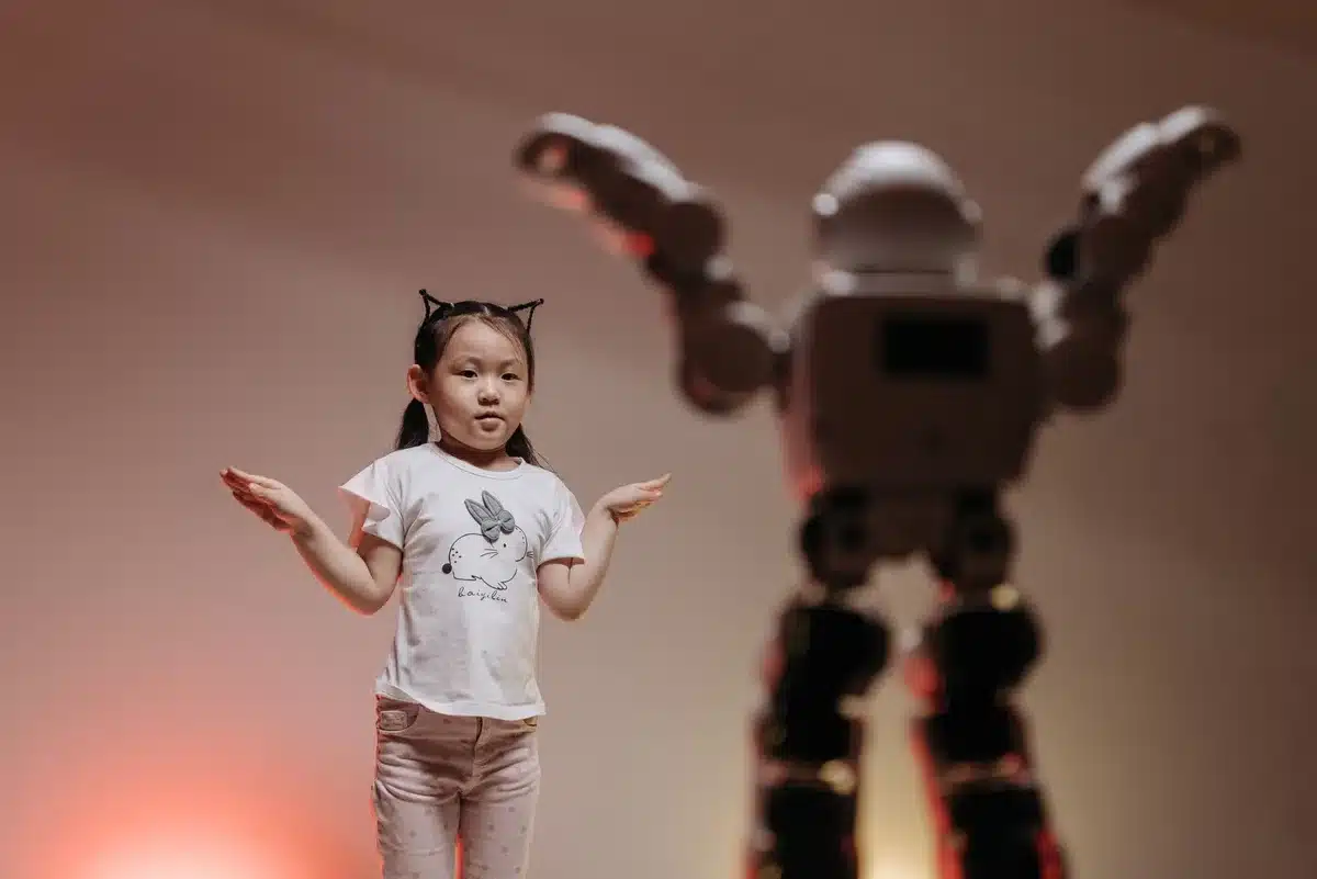Niño interactuando con un robot mascota en un entorno hospitalario pediátrico