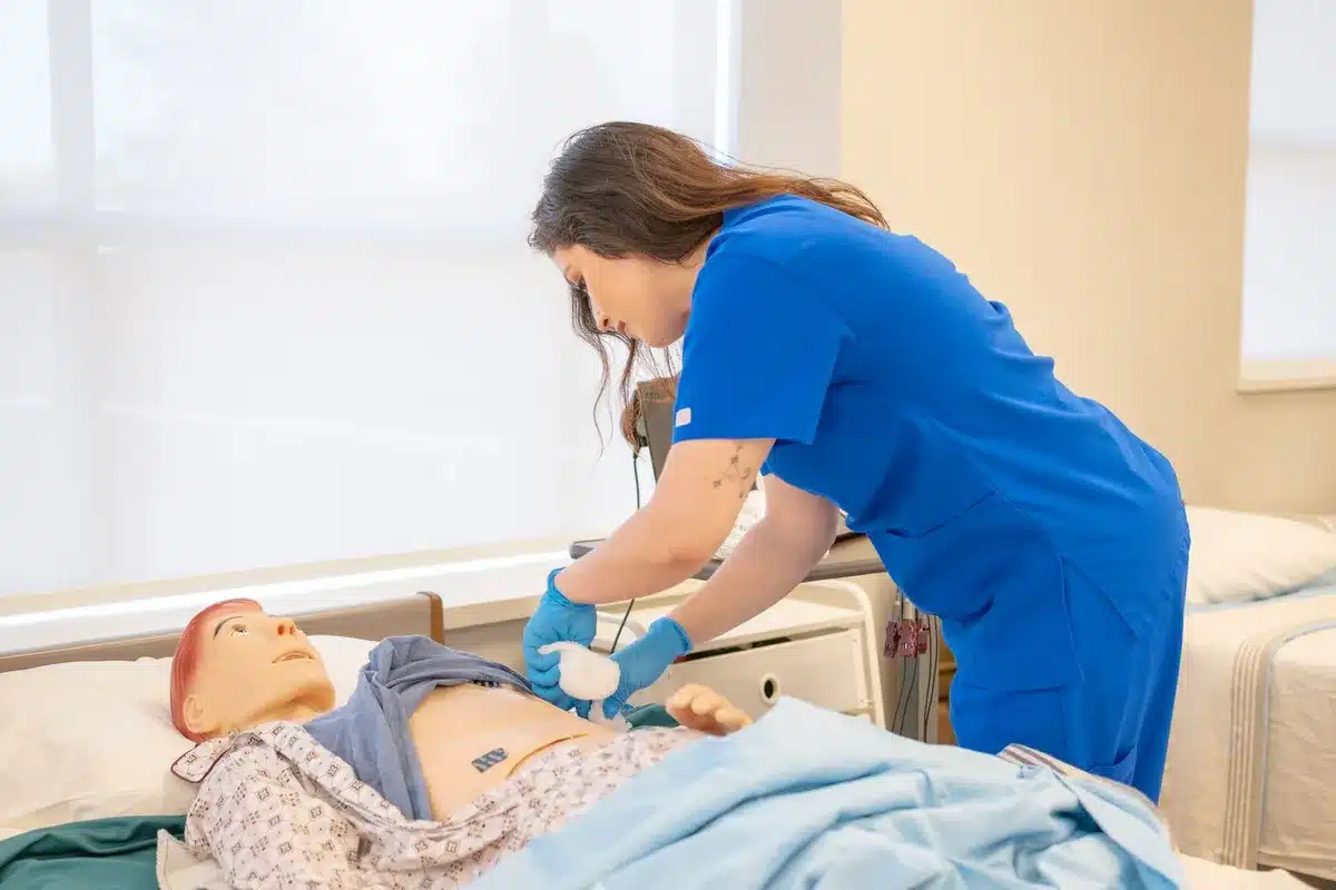 Simulador obstétrico de alta fidelidad en una sala de entrenamiento hospitalario.