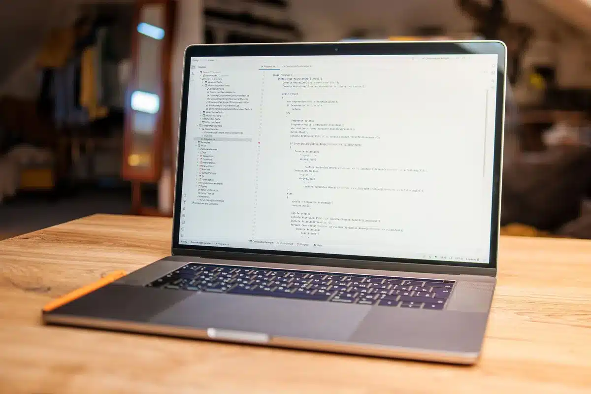 Equipo de desarrolladores revisando código colaborativamente en un espacio de trabajo moderno