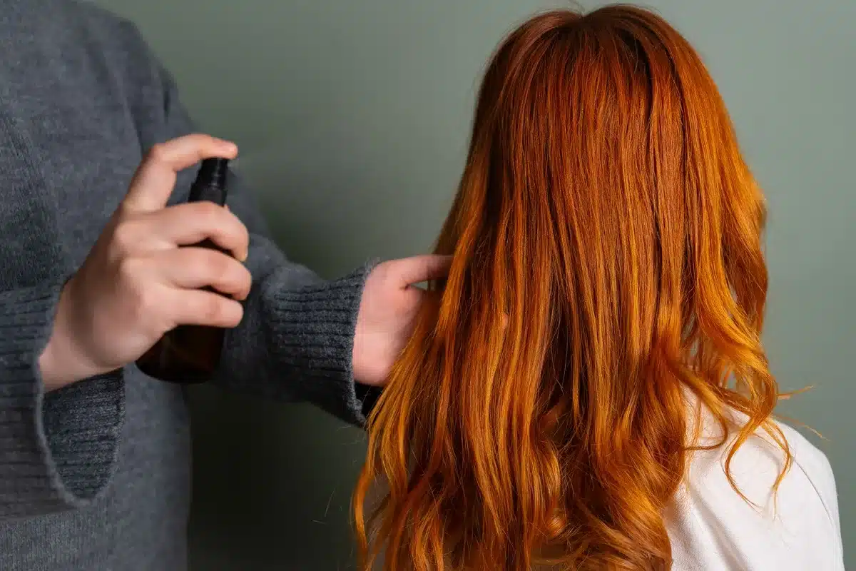 Aplicación correcta de spray texturizante en cabello