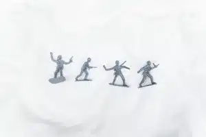Escena de batalla épica con soldados en un paisaje desértico futurista y naves espaciales