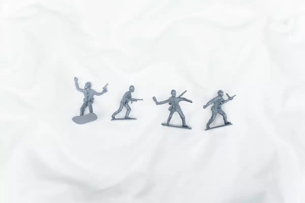 Escena de batalla épica con soldados en un paisaje desértico futurista y naves espaciales