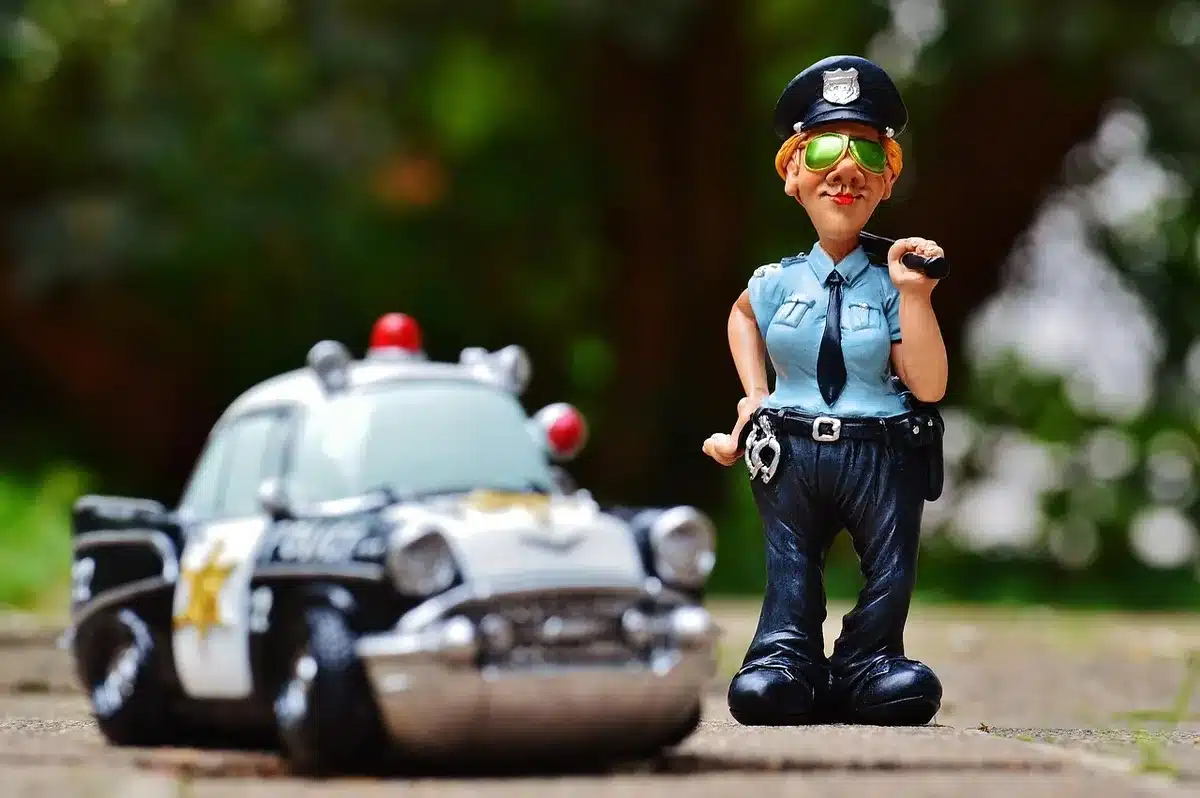 Documentos de investigación policial y fotografías sobre una desaparición infantil