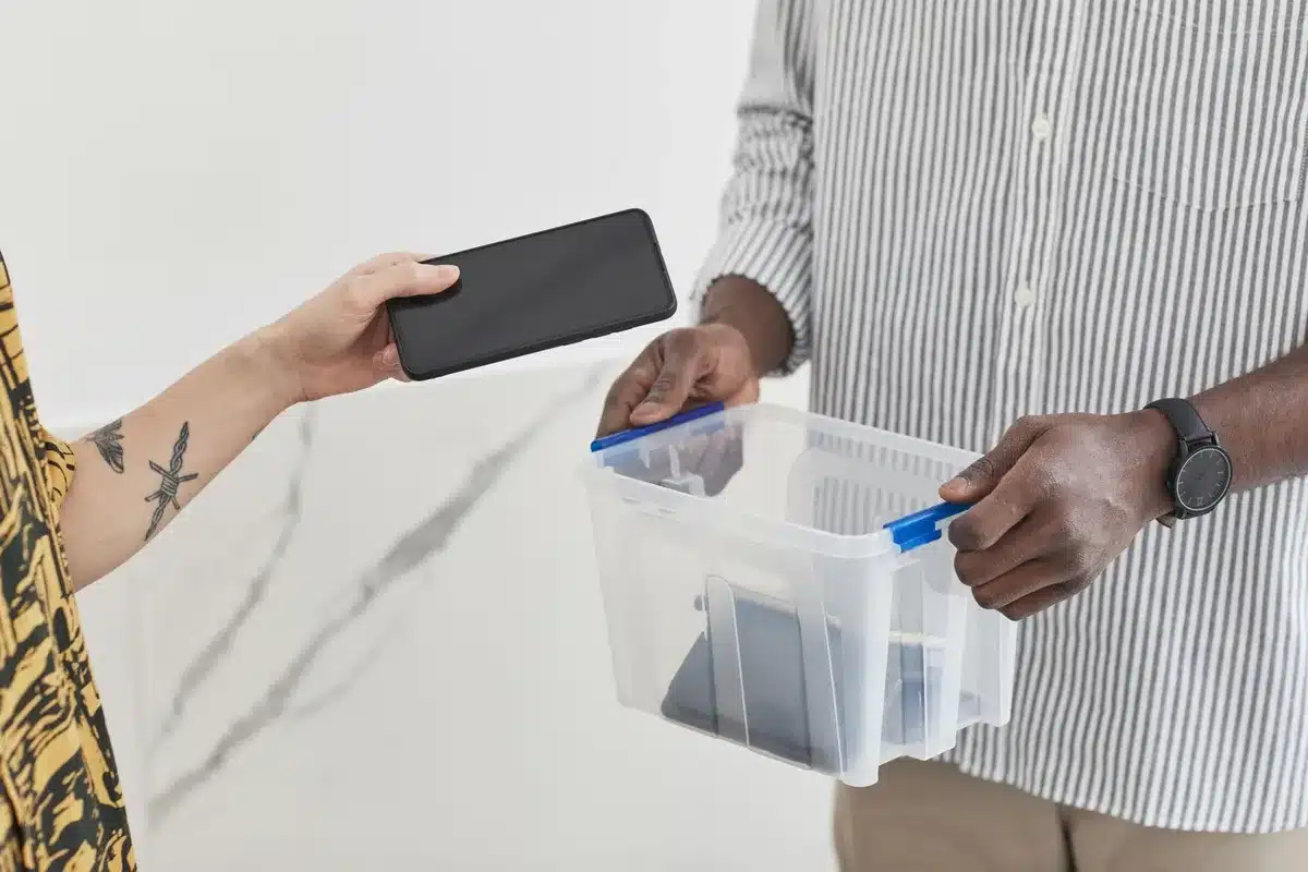 Dos manos acercando la parte superior de dos teléfonos Android para transferir datos mediante Tap to Share