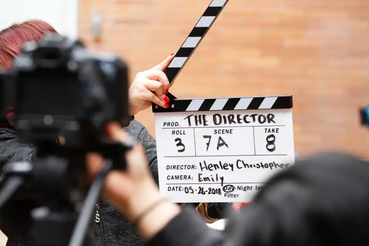 Director de cine presentando avance visual de una película en redes sociales