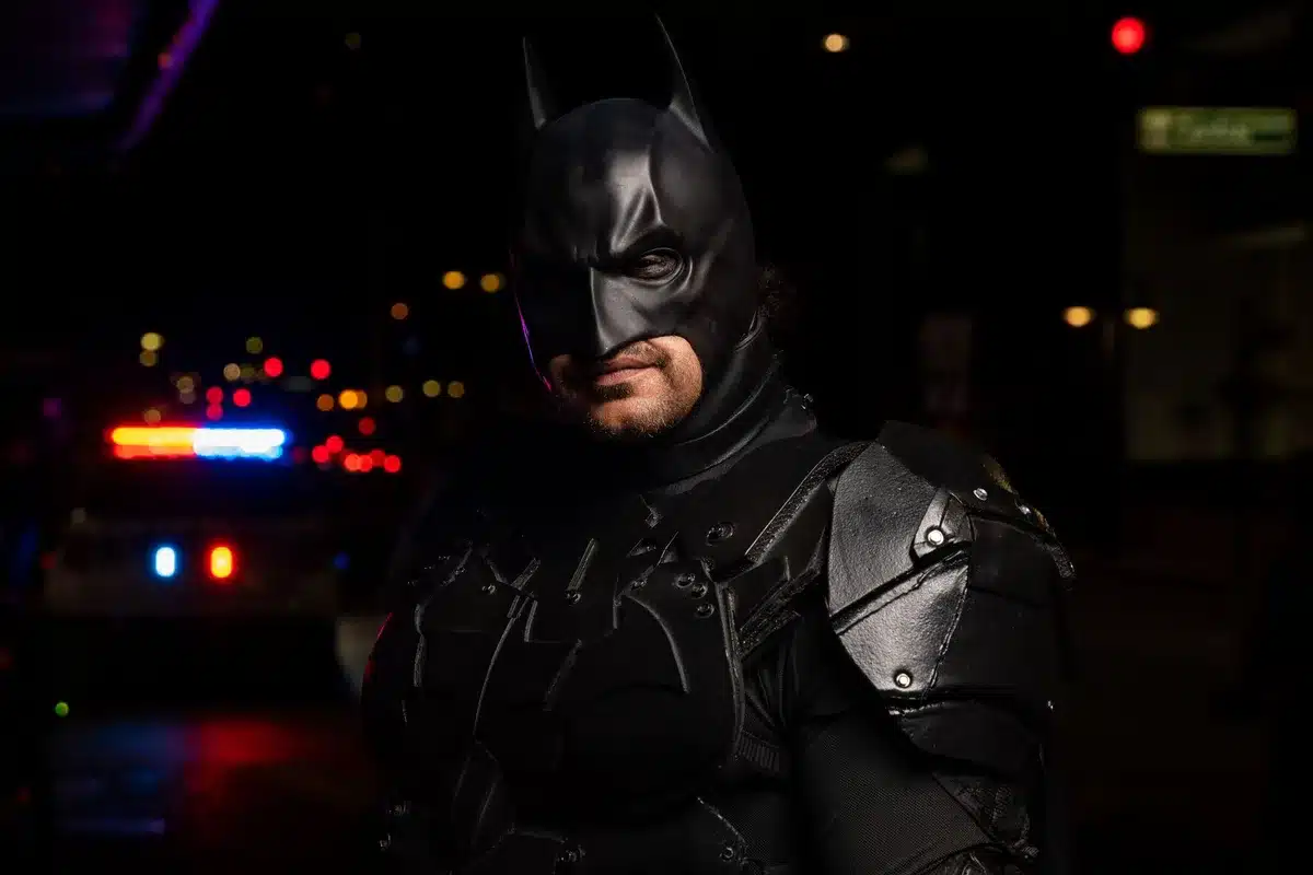 Personaje de fiscal en oficina oscura con atmósfera noir de Gotham
