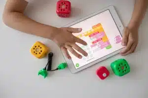 Juguetes clásicos junto a una tablet moderna en una habitación infantil, simbolizando el conflicto entre el juego tradic