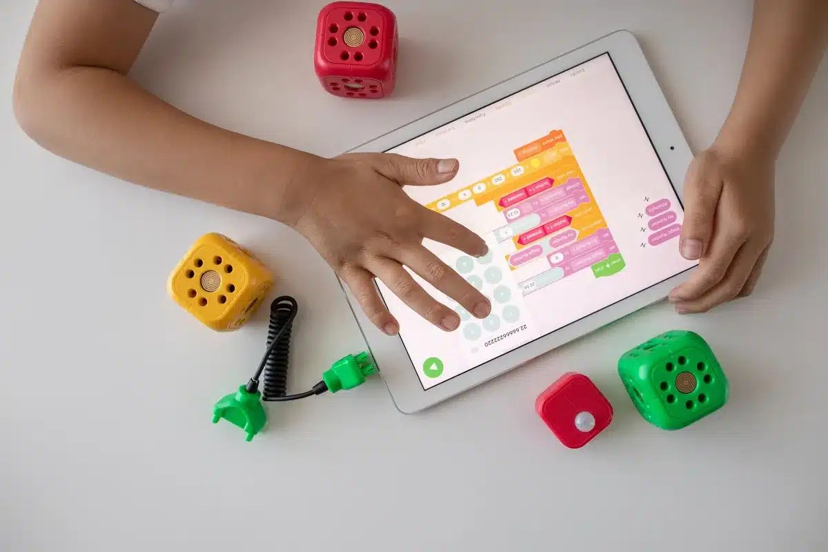Juguetes clásicos junto a una tablet moderna en una habitación infantil, simbolizando el conflicto entre el juego tradic