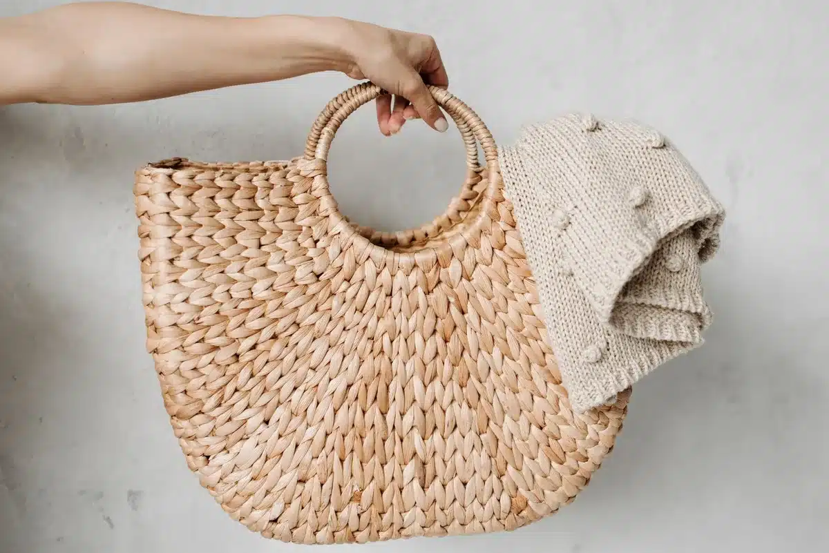 Bolso de rafia artesanal con textura, accesorio textural que define el look veraniego