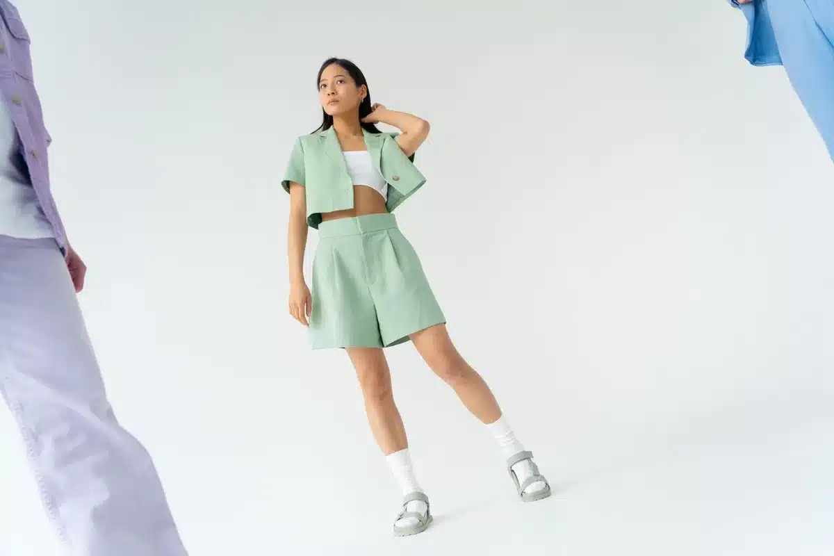 Diferentes formas de combinar el verde menta con colores neutros, metalizados y contrastes oscuros para looks veraniegos