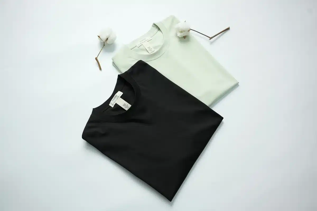 Camiseta sencilla en verde menta combinada con vaqueros claros y accesorios dorados para un look versátil de verano.