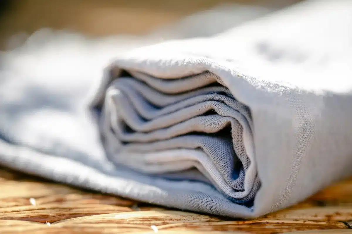 Detalle de tela de lino blanca con textura natural y transpirable