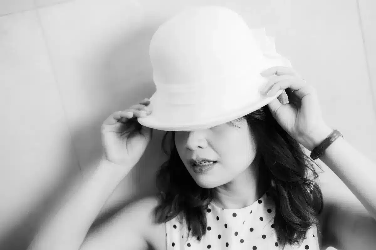Detalles de accesorios minimalistas con vestido blanco de verano