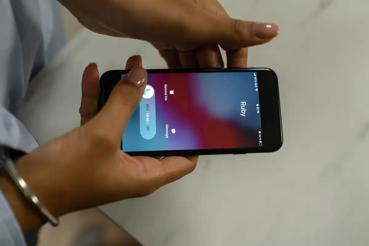 Pantalla de teléfono con alerta de llamada entrante y información de contacto