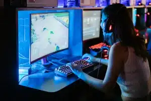 Pantalla de PC con mensaje de error mientras se juega, representando el problema de estabilidad
